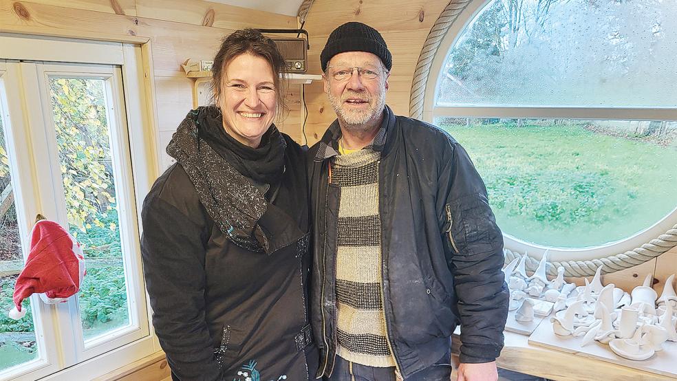 Antje Christopeit und Engelbert Büttgen laden zu einem bunten Basar beim »Friesischen Ofenhaus« ein.  © Foto: privat