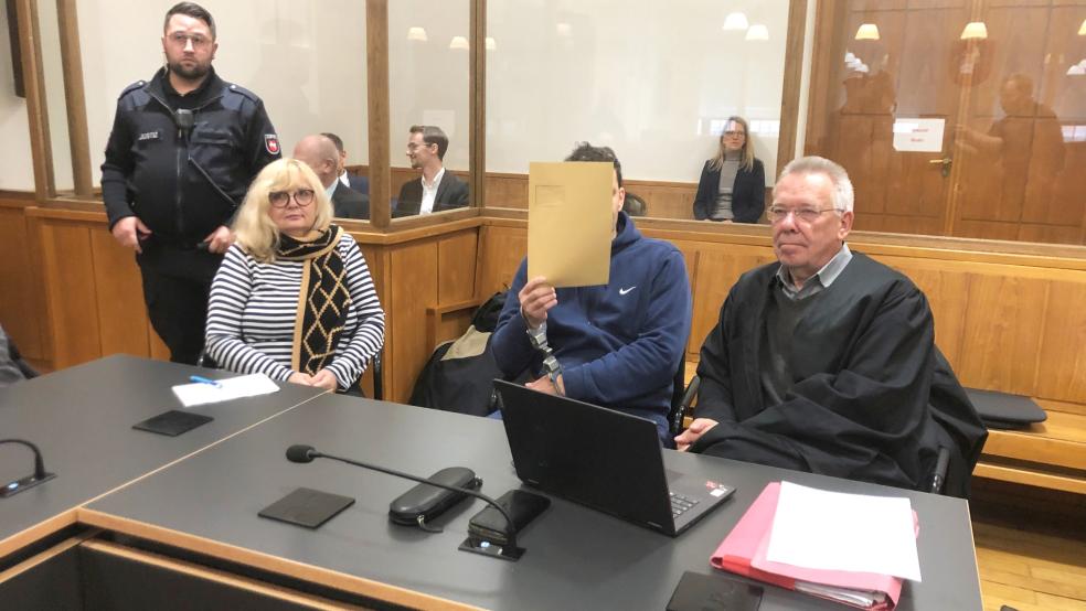 Ein wegen mutmaßlichen Drogenhandels Angeklagter sitzt neben seinem Rechtsanwalt Rainer Nitschke (rechts) und einer Dolmetscherin im Saal des Landgerichts Oldenburg. Von einem Fischkutter aus sollen drei Männer vor der ostfriesischen Insel Spiekeroog versucht haben, in der Nordsee schwimmendes Kokain einzusammeln. © Stock (dpa)