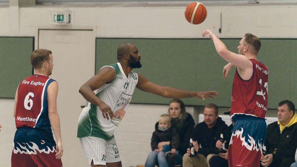 George Ehiagwina (links) war mit 20 Punkten der beste Scorer bei den Bingumern, traf auch als einziger von außen mit drei Dreiern.  © Fotos: Zuidema