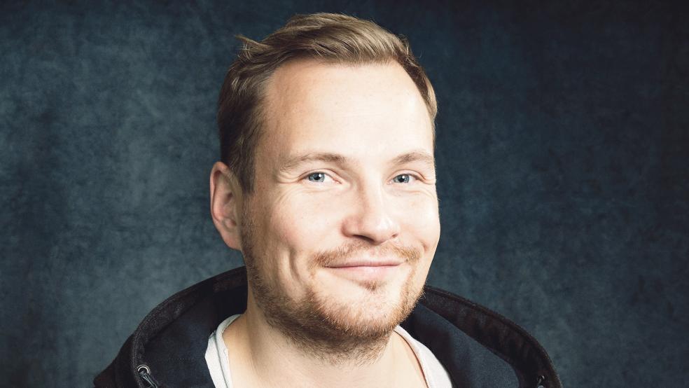 Jakob Schwerdt­feger wird sein Programm »Meisterwerk« erst am 3. Mai 2025 im Atrium der Kunsthalle Emden vor.  © Foto: Marvin Ruppert