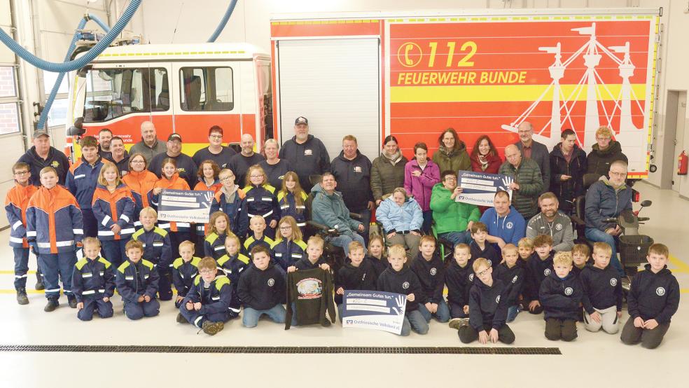 Vereine und Feuerwehr haben de Spenden überreicht bekommen. © Foto: Privat
