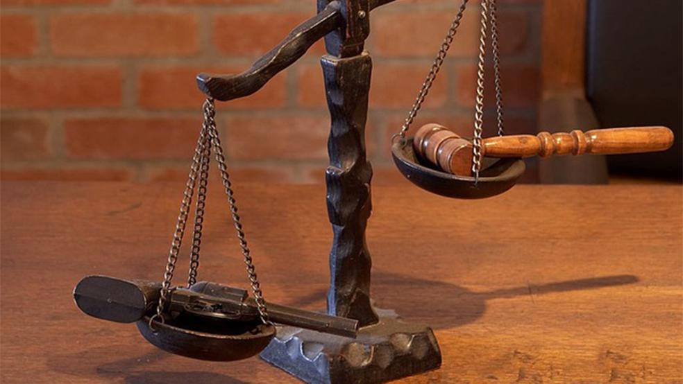 Wegen eines bewaffneten Überfalls auf eine Spielhalle in Aurich muss sich derzeit ein 31-jähriger Angeklagter vor dem Landgericht Aurich verantworten. Er hatte die Angestellten mit einer geladenen Schreckschusswaffe bedroht.  © Foto: Pixabay