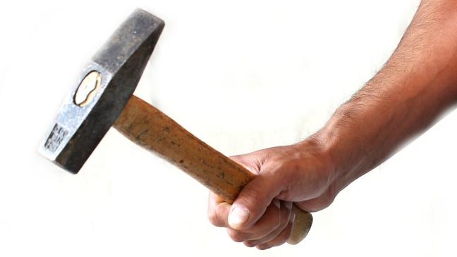 Enkel schlägt Großvater mit Hammer auf Kopf