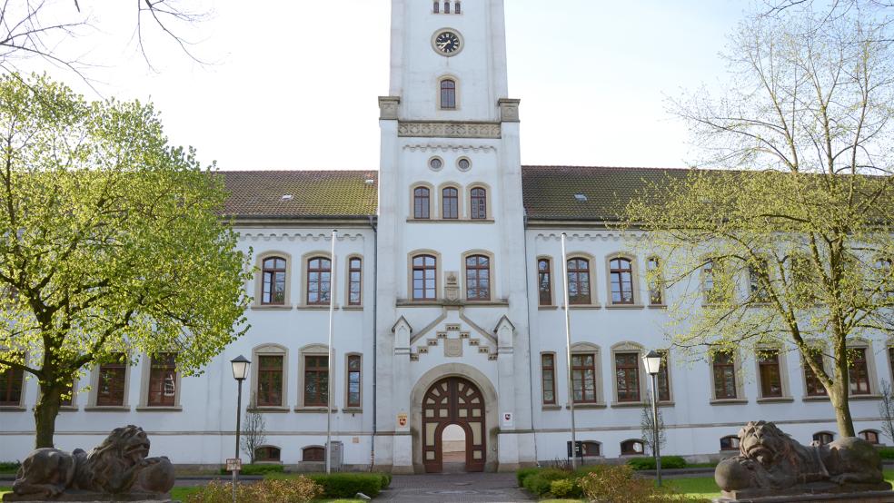 Der 32-jährige Angeklagte ist schuldunfähig, er wurde deshalb von der Schwurgerichtskammer des Landgerichs Aurich vom Vorwurf des Toschlags freigesprochen und kommt dauerhaft in eine psychiatrische Klinik.  © Foto: Hanken