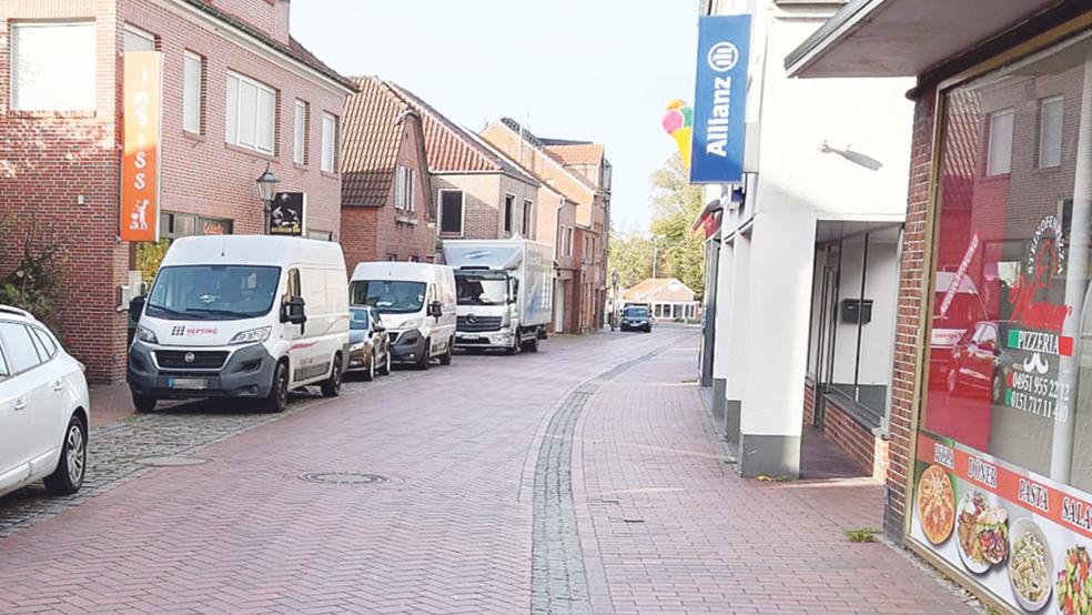 Autos an der Westerstraße parken dicht an der Häuserfront und lassen kaum Platz für Rollstühle und Rollatoren, kritisiert der Seniorenbeirat.  © Foto: privat