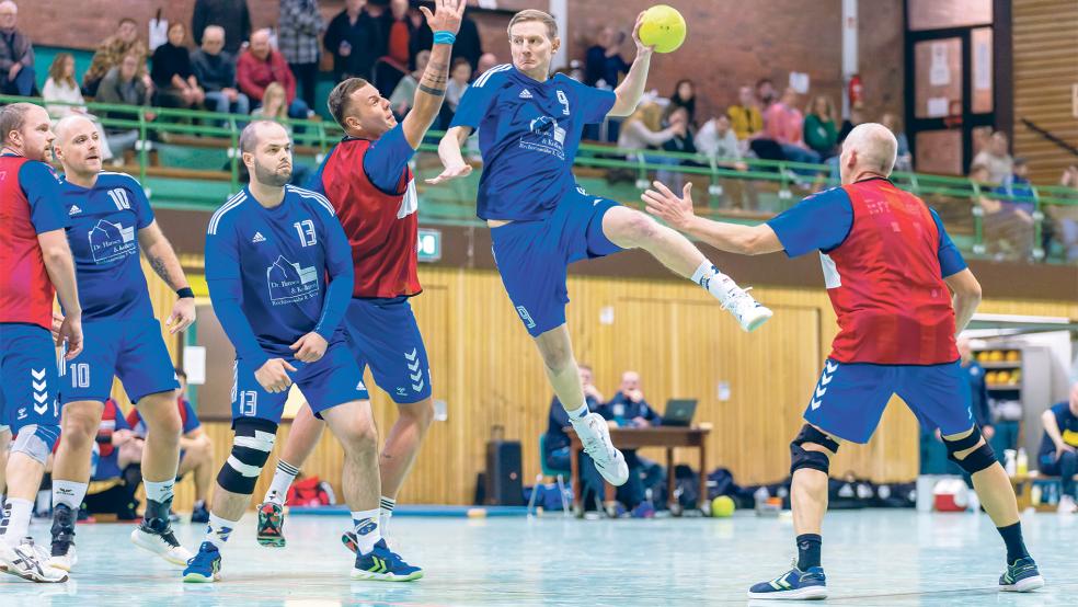 Markus Janssen (am Ball) und der TuS Holthusen wollen auch gegen den TuS Norderney ihre Heimstärke unter Beweis stellen. Die Insulaner haben bisher noch kein Spiel verloren.  © Foto: Jungeblut