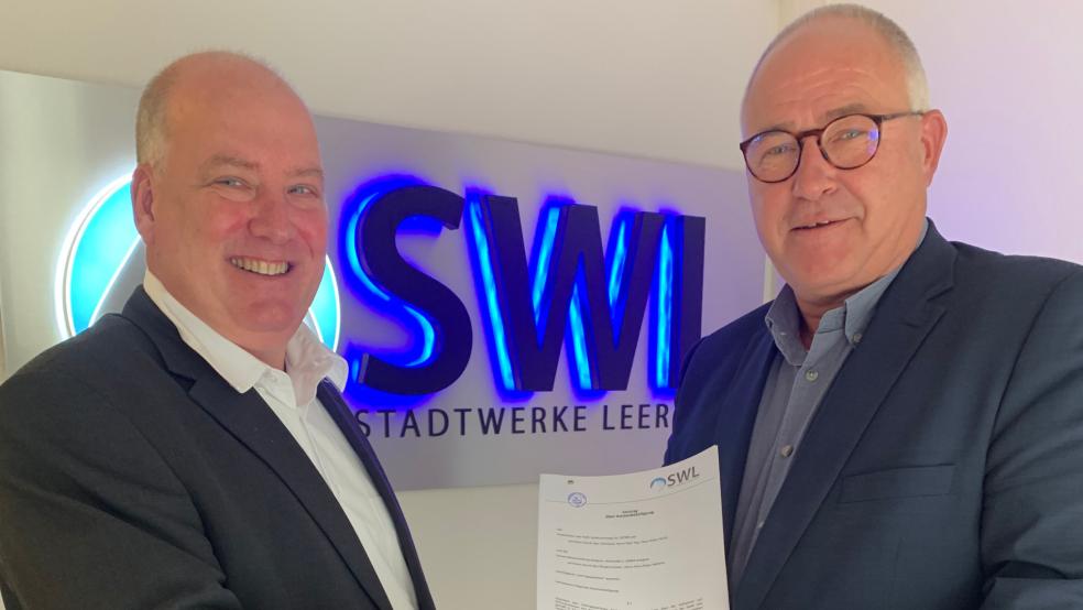 2019 hatten der heutige Leeraner Bürgermeister und damalige Stadtwerke-Chef Claus-Peter Horst und der Jemgumer Bürgermeister Hans-Peter Heikens in einem Kooperationsvertrag vereinbart, gemeinsam die Kosten zur Anschaffung und zum Betrieb einer Luftfilteranlage für die Pumpstation in Bingum zu tragen. © Stadtwerke Leer (Archiv)