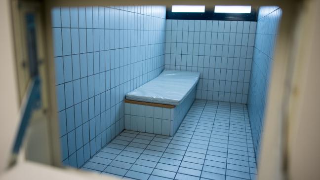 Mann verschanzt sich in Wohnung und wütet