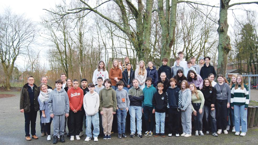Zusammen mit ihren Lehrkräften und Acht- und Neunklässlern der Oberschule stellten sich die Gäste aus Les Pieux gestern zum Erinnerungsfoto auf.  © Foto: Hoegen