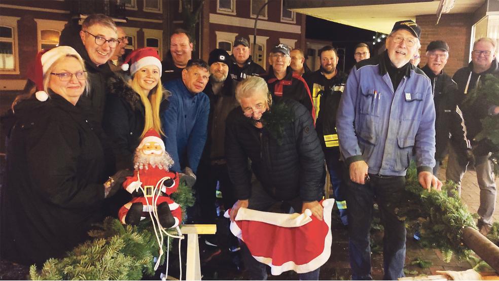 Fleißige Helfer kümmerten sich jetzt um das Binden des Weihnachtsbogens auf der Blinke in Bunde. Morgen ab 14 Uhr findet hier der Bunder Weihnachtsmarkt statt.  © Foto: Himstedt