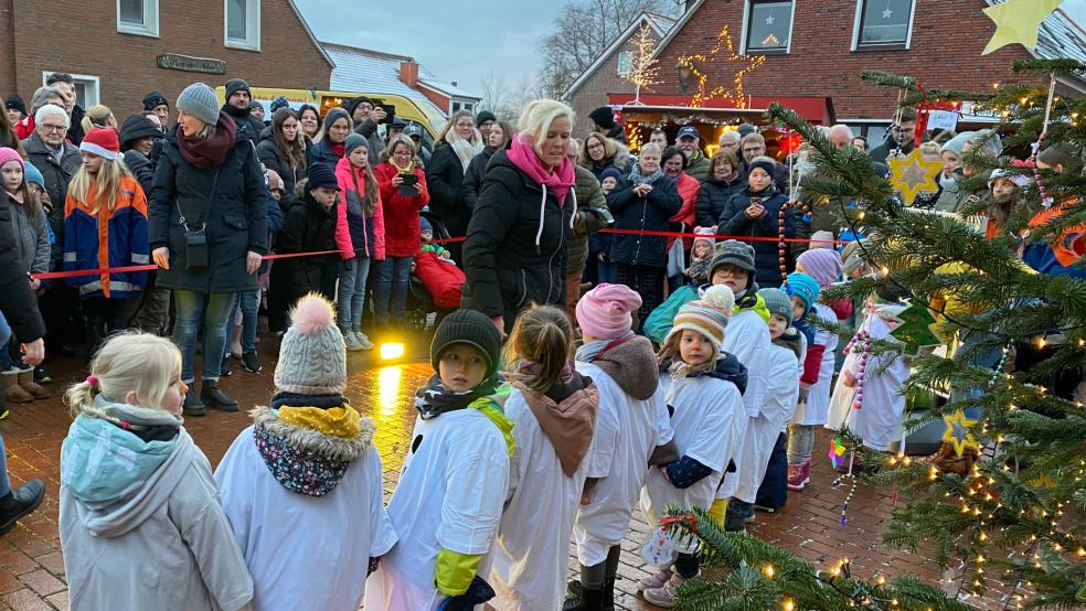 Auch in Jemgum bittet an diesem Wochenende der Weihnachtsmarkt zur fröhlichen Geselligkeit. © Kuper (Archiv)