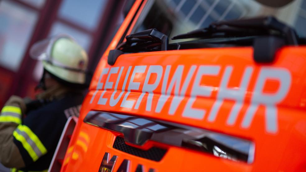 Die Feuerwehr Papenburg rückte mit elf Fahrzeugen und 60 Einsatzkräften aus, um das Feuer zu bekämpfen. © Murat (dpa/Symbolfoto)