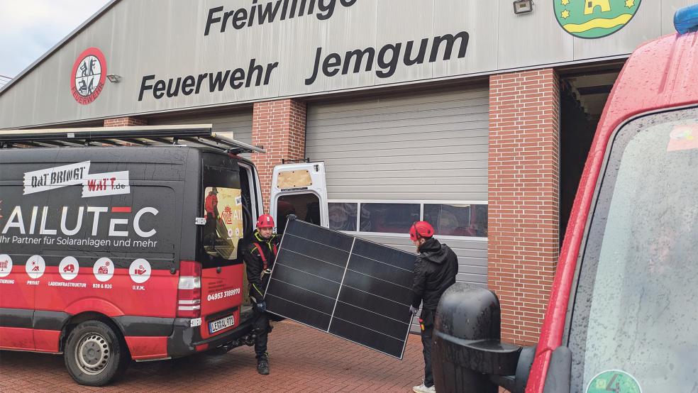 Monteure der Firma Ailutec aus Möhlenwarf haben am Donnerstag mit der Installation von Photovoltaik-Anlagen auf dem Dach des Feuerwehrhauses in Jemgum begonnen.  © Foto: Szyska