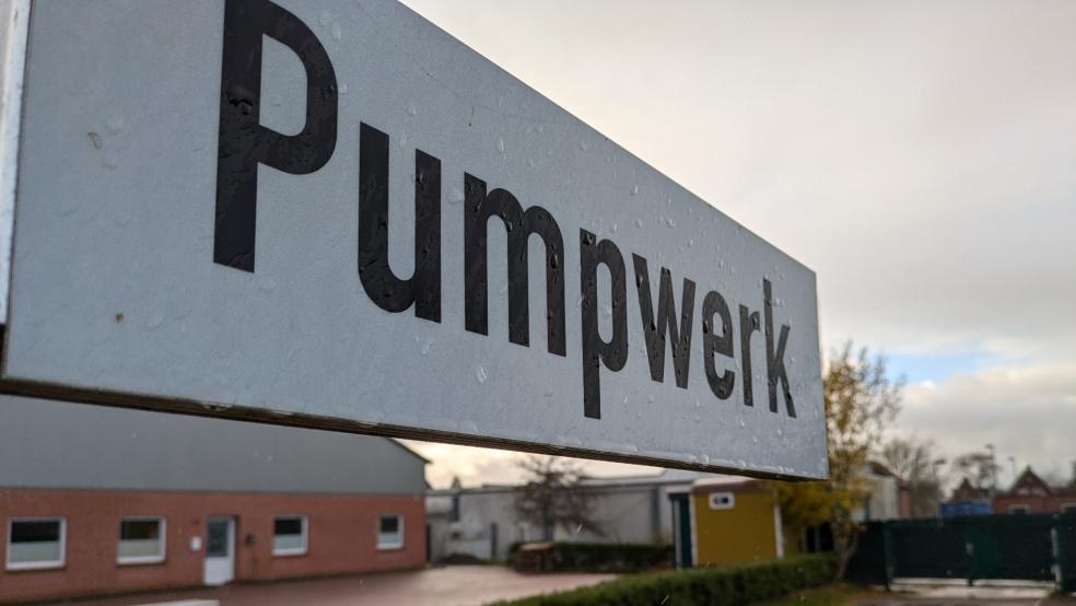 Vom Pumpwerk an der Blyhamer Straße neben dem Feuerwehrhaus in Jemgum führt eine Abwasserleitung nach Bingum. © Szyska