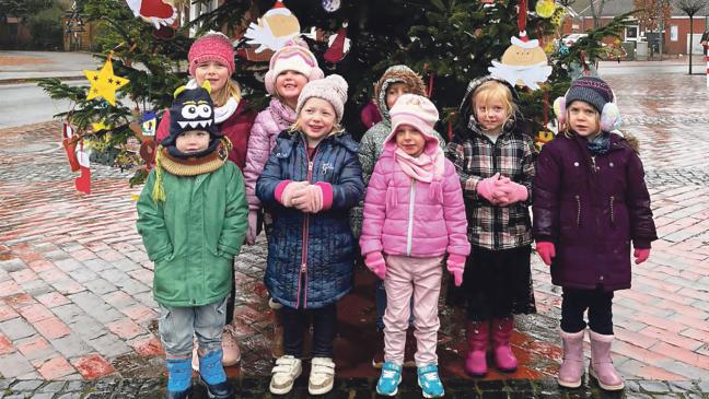 Kinder dekorieren Tanne