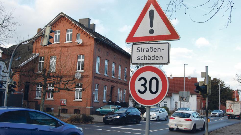 Der Zustand der Fahrbahn der Risiusstraße ist seit etlichen Jahren ein Problem, jetzt hat die zuständige Landesbehörde hier Tempo 30-Schilder aufgestellt und warnt vor Straßenschäden. Abhilfe ist nur von einer Sanierung der Straße zu erwarten.  © Foto: Hoegen