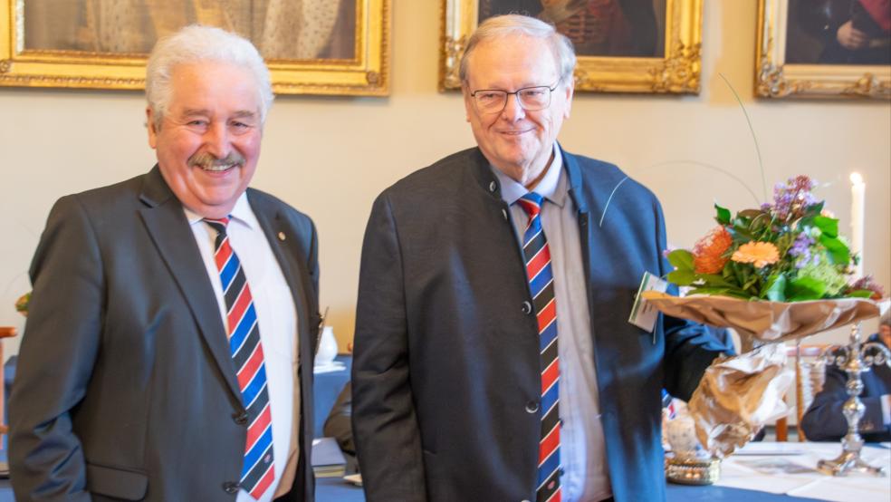 Dieter Baumann (rechts) wurde von Landschaftspräsident Rico Mecklenburg für sein 25-jähriges Engagement als Landschaftsrat geehrt. © Landschaft