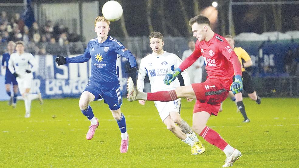 Pascal Steinwender (links) erzielte das 1:1 für Kickers Emden gegen seinen Ex-Verein.  © Foto: Mennenga