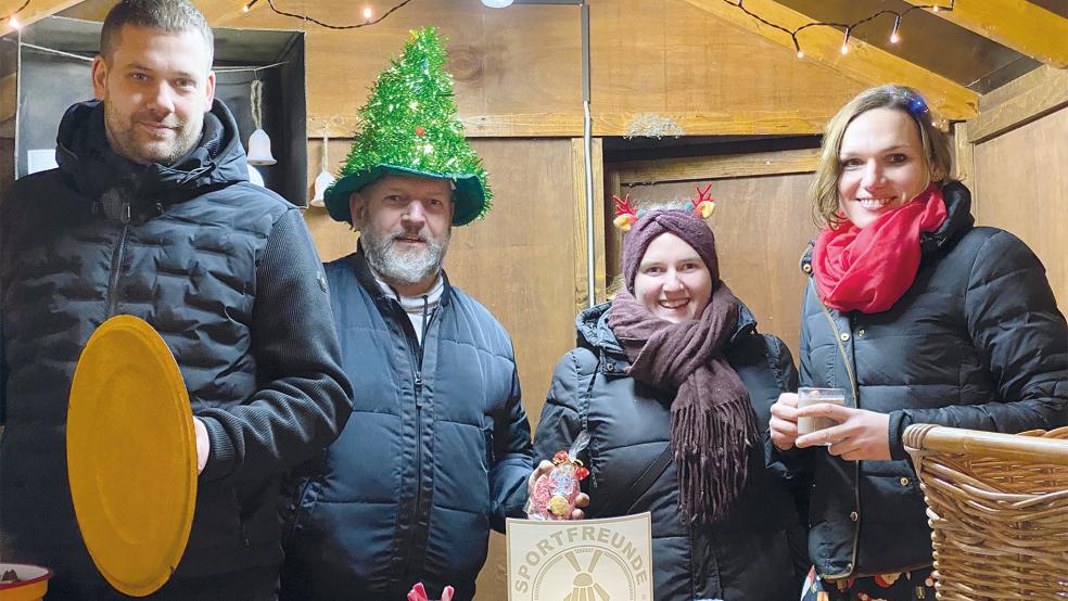 »Wir suchen noch Verstärkung für unsere G-Jugend«, sagten (von links) Patrick Kleim, Martin und Lea Jäschke sowie Marike Müller und verkauften warmen Kakao und selbstgebackene Kekse.  © Kuper
