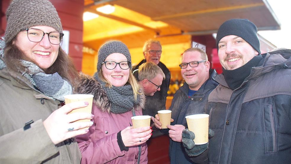 Prost Adventszeit: für Martina, Tanja, Stefan und Ingo (von links) fängt die schönste Zeit des Jahres natürlich am besten mit einem leckeren Heißgetränk an.  © Fotos: Himstedt