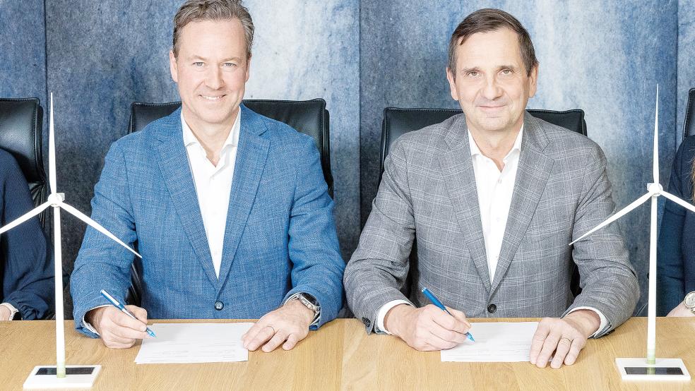 Bei der Vertragsunterzeichnung in Reykjavik: Uli Schulze Südhoff (Vetriebschef von Enercon, links) und Hörður Arnarson (Geschäftsführer von Landsvirkjun).  © Foto: Enercon