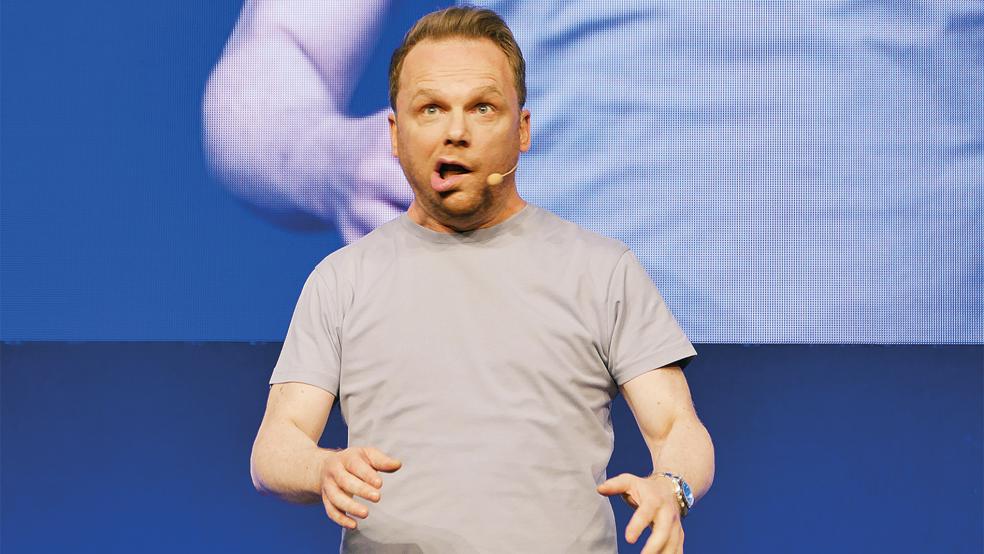 Entpuppte sich einmal mehr als Meister der Improvisation und Motivation: Comedian Ralf Schmitz bei seinem Auftritt in der Auricher Sparkassen-Arena.  © Foto: Jürgens
