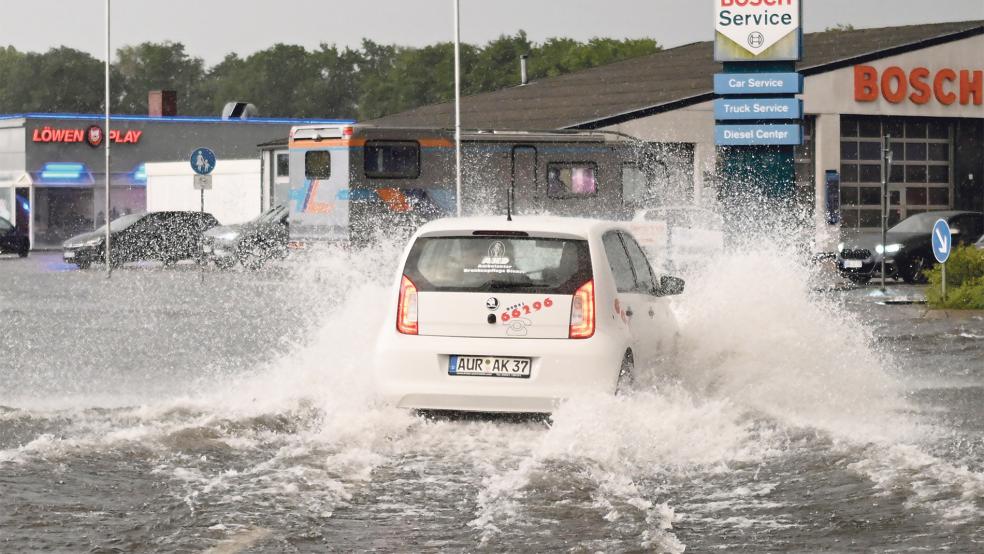 Mitte August setzten starke Regenfälle viele Straßen auch im Landkreis Aurich unter Wasser.  © Foto: dpa