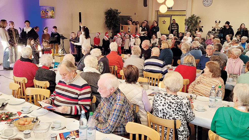 160 Bürger kamen zum Adventsfrühstück der Stadt Leer. Kinder und Jugendliche sangen Weinachtslieder.  © Foto: Wolters