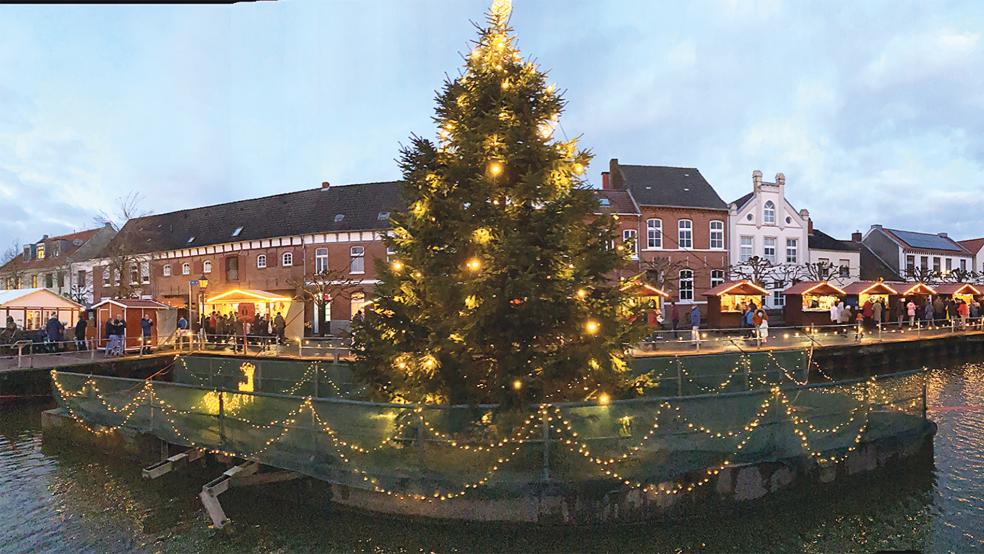 Der festlich beleuchtete und »schwimmende« Weihnachtsbaum zog von beiden Hafenseiten viele Blicke auf sich.  © Foto: Kuper