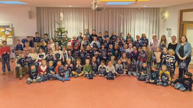 Prall gefüllte Turnbeutel für Kinder in der Ukraine