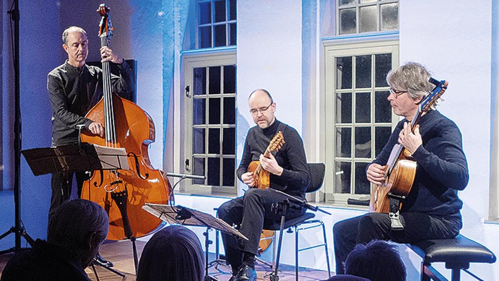 An Mandoline, Gitarre und Kontrabass entführten Jochen Roß, Jens-Uwe Popp und Florian Dohrmann ihr Publikum im Steinhaus in Bunderhee mit klassischen, cineastisch anmutenden und auch jazzigen Klängen in besondere musikalische Sphären.  © Foto: Krämer (Ostfriesische Landschaft