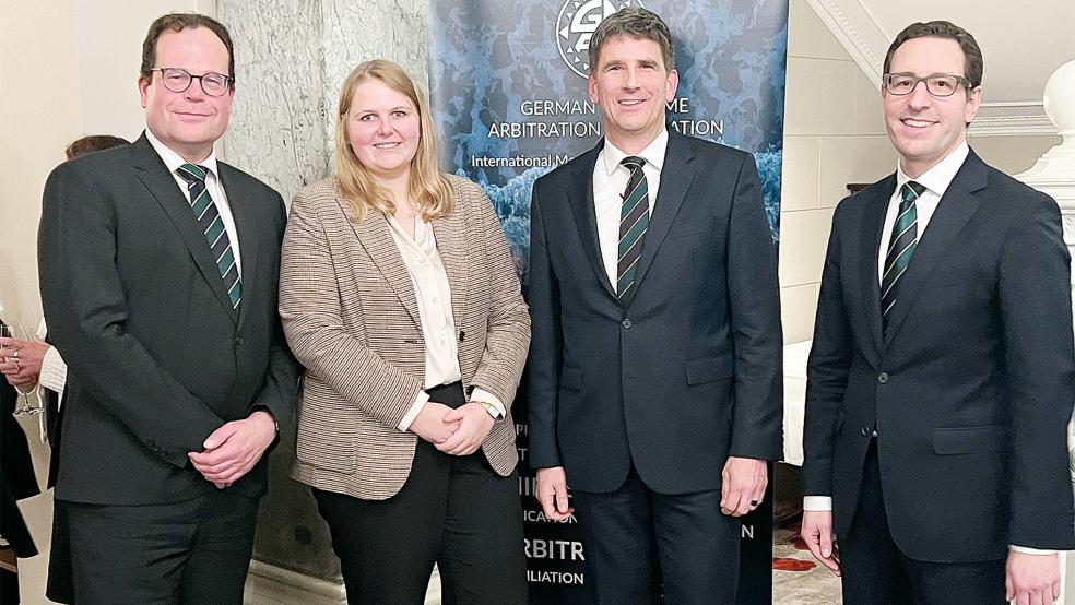 Die Zweitplatzierte des GMAA Legal Award 2024, Lara Riese, mit Vertretern der GMAA (von links.): Peter Wölk, Lara Riese, Gregor Harbs und Dr. Martin P. Lögering. Merle Fokken konnte nicht dabei sein, da sie derzeit auf See ist.  © Foto: Hochschule Emden/Leer