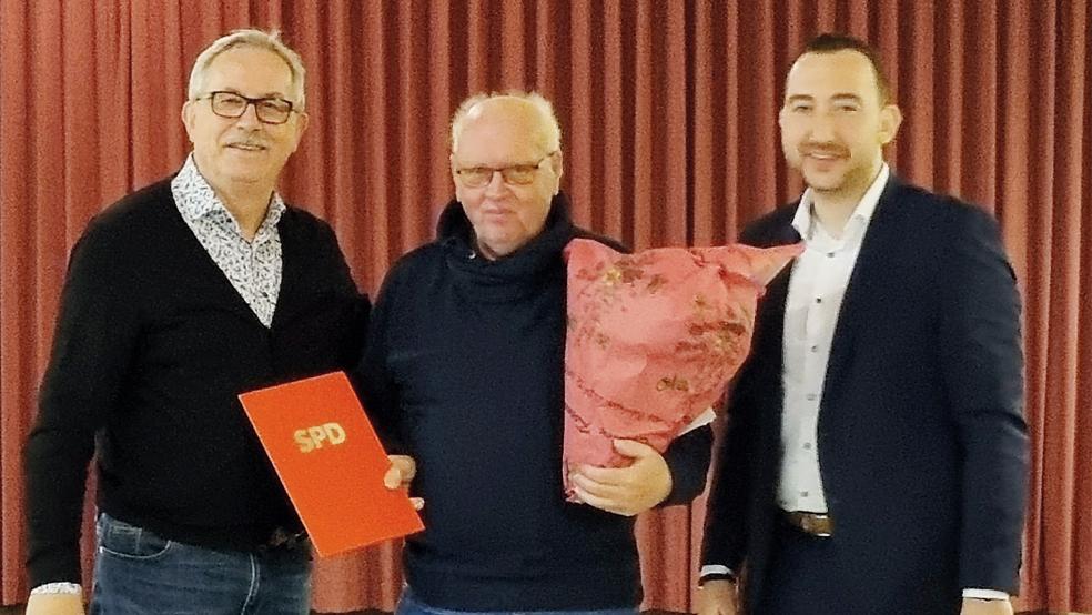 Helmut Geuken (links) und Nico Bloem ehrten Walter Wilken für 40 Jahre Mitgliedschaft in der SPD.  © Foto: SPD