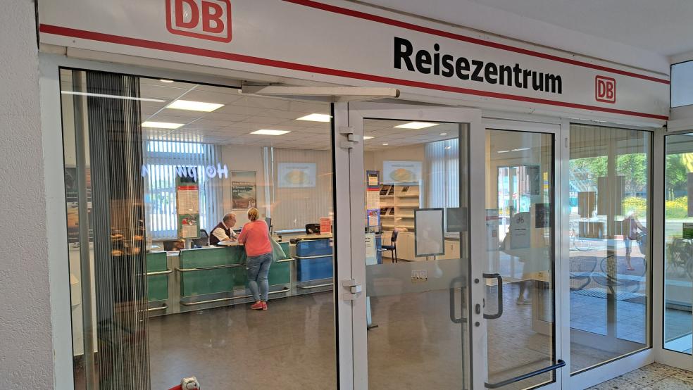 Zum Fahrplanwechsel am 15. Dezember wird es auch einen Wechsel im Reisezentrum des Leeraner Bahnhofs geben.  © Szyska