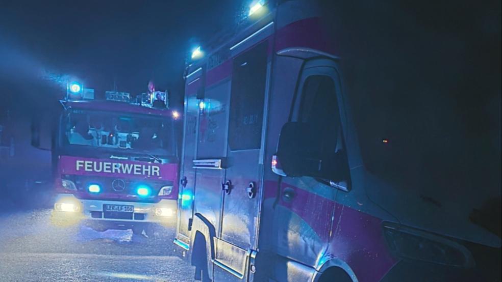 Feuerwehr und Rettungsdienst waren in der Nacht in Bunde im Einsatz. © Feuerwehr