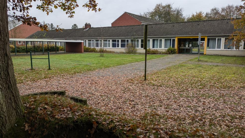 Alle vorhandenen Gebäude der ehemaligen Schule in Brinkum werden abgerissen. Die Abbrucharbeiten sollen bis zum März 2025 beendet sein. © Szyska
