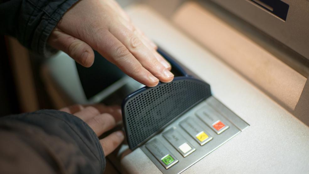 Die Polizei weist aus dem aktuellen Anlass noch einmal darauf hin, dass beim Verwenden der Bankkarte die Geheimzahl verdeckt eingegeben werden sollte. © Pixabay (Symbolfoto)
