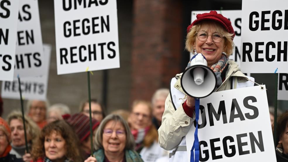 Auch die Kreisgruppe Leer der Initiative »Omas gegen Rechts«, hier mit Sprecherin Mechtilde Schratz am Megafon, ruft zur Teilnahme an der Demonstration auf. © Penning (dpa)