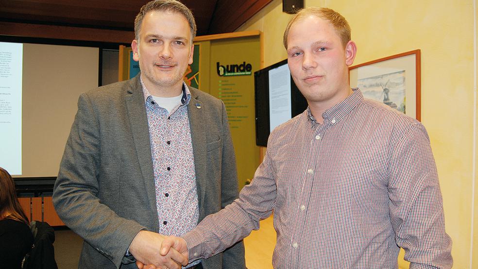 Ihno Stumpe aus Bunderhammrich (rechts) wurde von Bürgermeister Uwe Sap per Handschlag als neues Mitglied der SPD-Fraktion im Bunder Rat verpflichtet.  © Foto: Hoegen