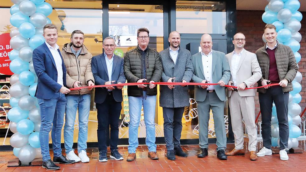Beim feierlichen »Pre-Opening« (von links): Luca Hauwen (Expansion/Bünting), Roman Keil (Eigentümer), Christoff Feldhoff (Fachdienstleiter Stadt Leer), Sönke Eden (Ortsvorsteher), Julian Konrad (Leitung Großhandel/Bünting), Bürgermeister Claus-Peter Horst, Kevin Schröder (Unternehmensentwicklung/ Bünting) und Christian Oltmanns (Großhandel/Bünting).  © Foto: Ammermann