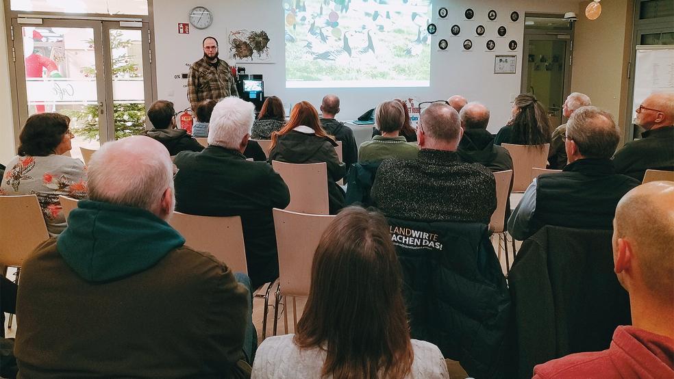 Der Einladung der NABU-Ortsgruppe Rheiderland zum Vortrag des Ornithologen und Verhaltens­ökologen Dr. Florian Packmoor folgten rund 40 Interessierte.  © Foto: NABU Rheiderland