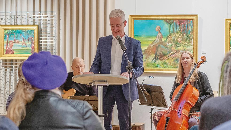 Landrat Matthias Groote eröffnete die Ausstellung. Im Hintergrund Dick Toering und Johanna Varner, als Duo »Boreas« umrahmten sie die Ausstellungseröffnung musikalisch und ließen sich durch die Werke auch zur Improvisation anregen.  © Foto: Schnelle