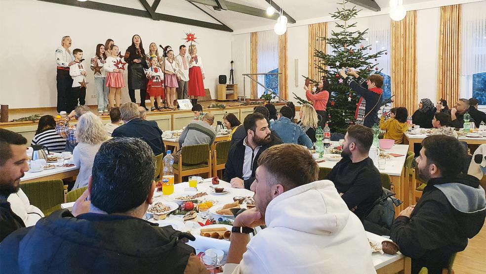 Im Gemeindehaus in Wymeer traf sich Aktive und Unterstützer des Vereins »Offene Arme« zur Weihnachtsfeier.  © Foto: privat