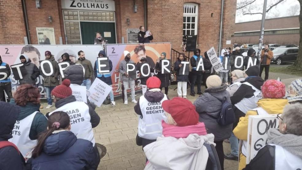 Vor dem Leeraner Zollhaus gab es eine große Demonstration. © Privat