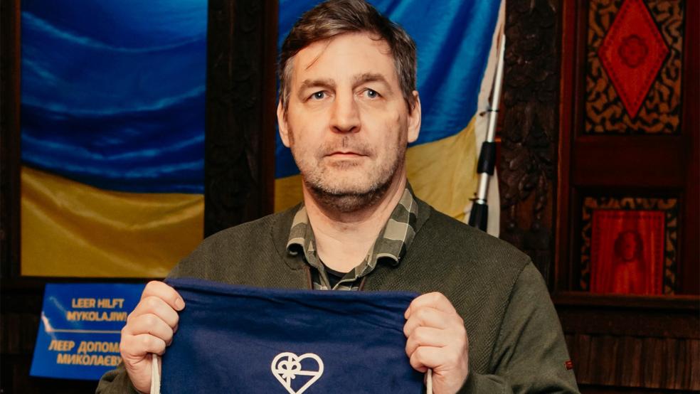 Sascha Wolf mit einem der Turnbeutel für die ukrainischen Kinder, auf dem steht: »Weihnachten ist, wenn jemand liebevoll an Dich denkt.« Der Hauptinitiator der Aktion ist völlig unerwartet verstorben.  © Foto: FeuerQuell Fotografie