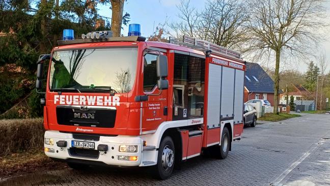 Feuerwehr öffnet Gullys und Abwasserschächte