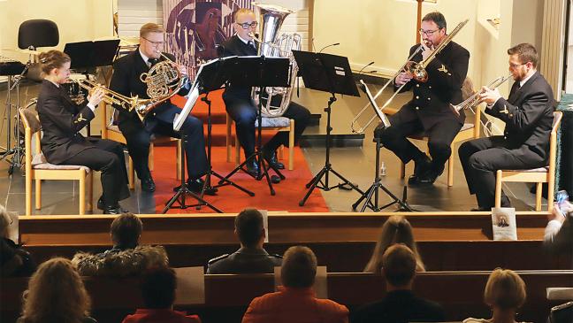 Marinemusikkorps begeistert mit vielseitigem Adventskonzert