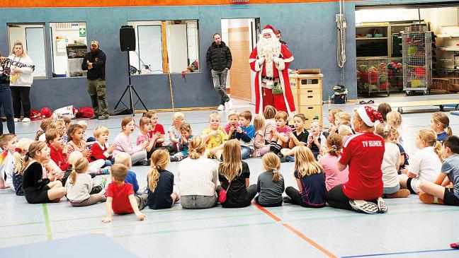 150 Kinder werden turnerisch zu Weihnachtshelfern