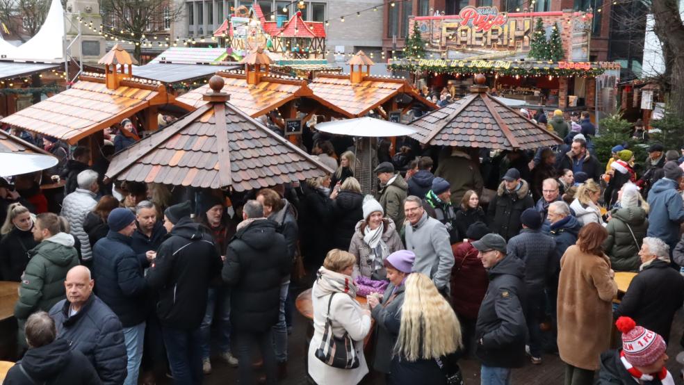 Auch viele Butenostfriesen treffen sich mittags an Heiligabend auf dem Denkmalplatz in Leer. © Foto: Ammermann