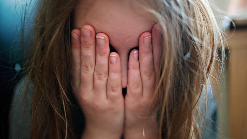 Immer wieder soll der Angeklagte die Unreife der Mädchen, körperliche und psychische Beeinträchtigungen ausgenutzt haben. © Symbolfoto: Armer (dpa)